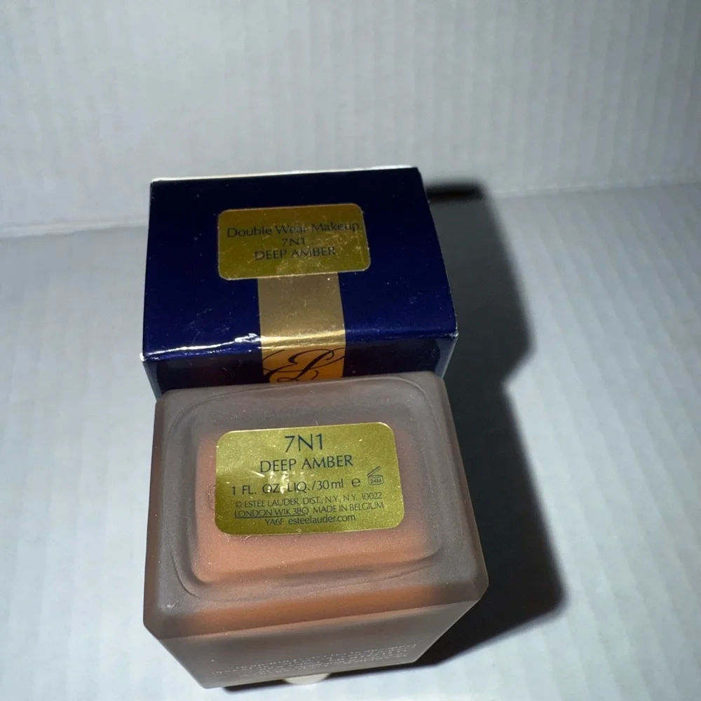 Estee Lauder Double Wear Makeup 7N1 Deep Amber 1 oz.  Brand new